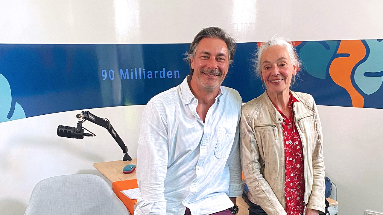 Professor Monique Breteler und Moderator Marco Schreyl in der Kulisse des Podcasts 90 Milliarden.